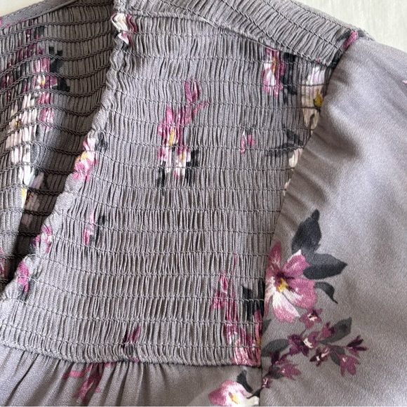 Torrid Grey Floral Crepe V-Neck Smocked Blouse Top Size 4 - Picture 12 of 16